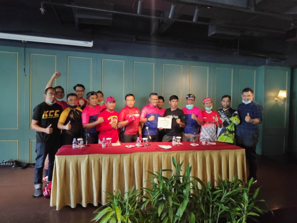 Sulkarnain Berikan Bantuan Untuk Atlit Pelatnas PB ISSI Asal Sultra