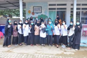 Peringati Harganas ke 28, Ketua TP PKK Kendari Kunjugi Beberapa Posyandu