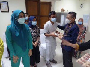 Wali Kota Kendari Serahkan Insentif Nakes dalam Penanganan Covid 19 di Kota Kendari