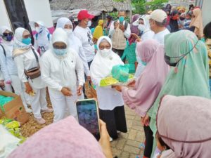 Ketua TP-PKK Kota Kendari bersama KITA JI Berbagi Paket Sembako Kepada Warga Kurang Mampu