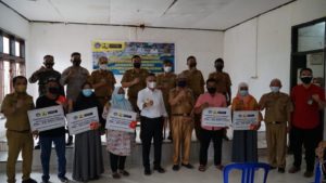 Wali Kota Kendari Menyerahkan Bantuan Perbaikan RTLH di Kelurahan Punggolaka