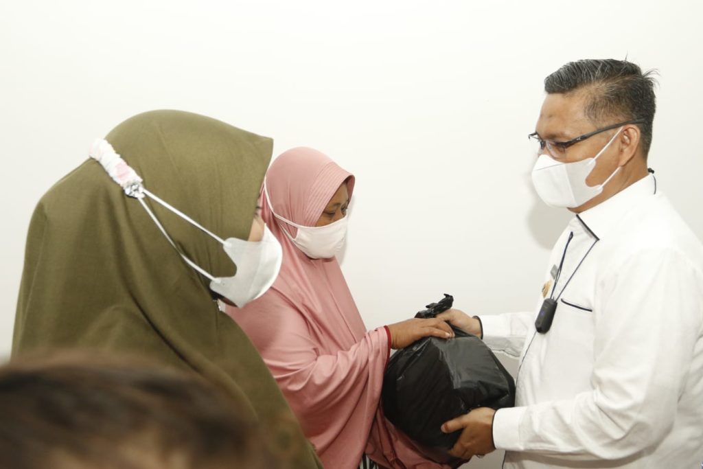 Wali Kota Kendari Bersama AP2 Sultra Serahkan Bantuan Sembako di Kelurahan Kambu