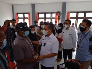 Pemkot Kendari Serahkan Bantuan Tunai Kepada Nelayan yang Terdampak PPKM