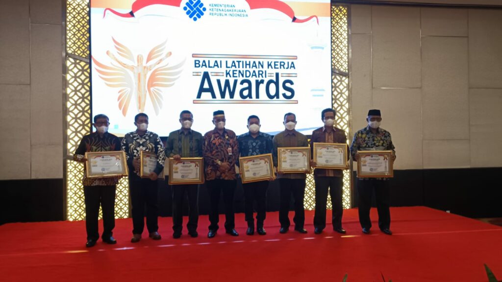 Wali Kota Kendari Terima Penghargaan BLK Kendari Awards 2021