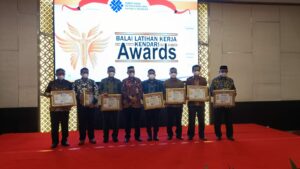 Wali Kota Kendari Terima Penghargaan BLK Kendari Awards 2021