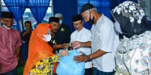 TP-PKK Kota Kendari Salurkan Bantuan Sembako di Kelurahan Mokoau