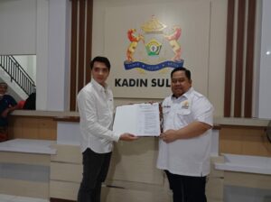 Serahkan SK Pengurus, Anton Timbang Harap Kadin Baubau Dan Konawe Segera Tingkatkan Koordinasi Dengan Pemda