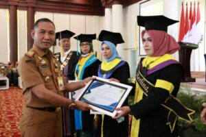 Asisten Tiga Setda Kota Kendari Serahkan Penghargaan Untuk Lulusan Terbaik Program Pasca Sarjana UT
