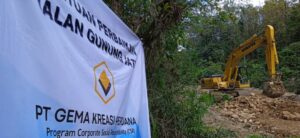 Akses Jalan Terputus, PT GKP Lakukan Perbaikan di Jalur Wawouso-Bobolio