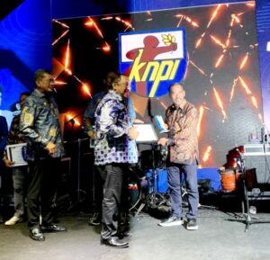 Anton Timbang Dianugerahi Penghargaan Sebagai Tokoh Inisiator Pertumbuhan Ekonomi dan Investasi Daerah