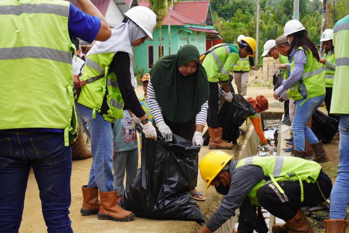 Bersama Masyarakat, GKP Jalankan Kegiatan Bersih Desa