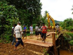 Bersama Warga, PT GKP Perbaiki Jembatan Sungai Keu Mohalo