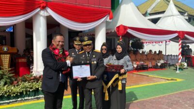 Kadin Sultra Terima Penghargaan Dari Kemenkumham Sultra Pada Hari Dharma Karya Dhika ke-78