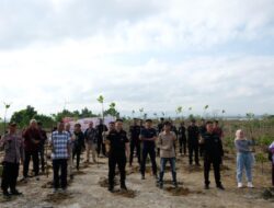 HUT Humas Polri ke-72, Polda Sultra Bersama Insan Pers Tanam 1000 Pohon Mangrove di Kendari