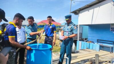 Lanal Kendari Salurkan Bantuan Air Bersih Pada Wilayah Terdampak Kekeringan di Soropia