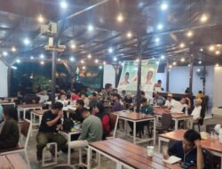 Puluhan Relawan Progesif di Kendari Nobar Debat Perdana Cawapres