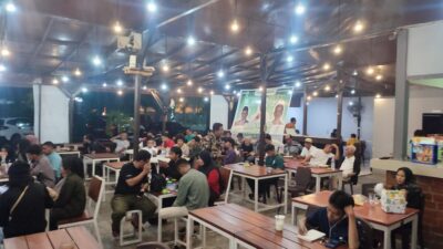 Puluhan Relawan Progesif di Kendari Nobar Debat Perdana Cawapres