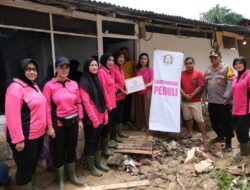 Bhayangkari Sultra Turun Tangan Bantu Korban Banjir di Jalan Lasolo