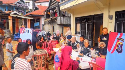 Tim Dokkes Polda Sultra Berikan Bantuan Kesehatan dan Takjil untuk Korban Banjir di Lorong Lasolo
