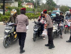 Berkah Ramadhan: Satker Ditkrimum Polda Sultra Berbagi Ratusan Takjil di Bundaran Adi Bahasa Kendari