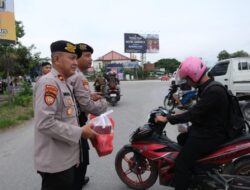 Berbagi Berkah Ramadhan: Dit Pamobvit Polda Sultra Salurkan Takjil di Bundaran Adibahasa