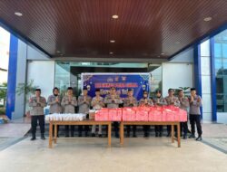 Dit Binmas Polda Sultra Berbagi Ratusan Kotak Takjil untuk Warga dan Pengguna Jalan