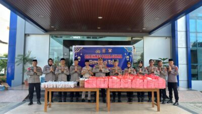 Dit Binmas Polda Sultra Berbagi Ratusan Kotak Takjil untuk Warga dan Pengguna Jalan