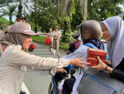 Biro Logistik Polda Sultra Berbagi Ratusan Kotak Takjil di Depan Mapolda