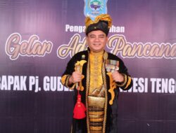 Pj Gubernur Sultra Terima Anugrah Gelar Adat “Kolakino Liwu Pancana”