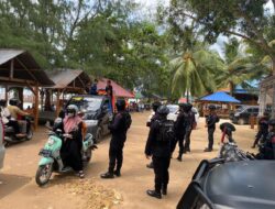 Tim PRC Brimob Patroli di Pantai Toronipa untuk Keamanan Pengunjung Saat Libur Idul Fitri
