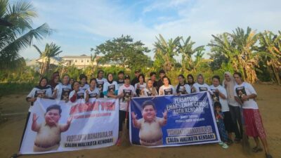 Kerabat Yudi Bersama Emak-Emak Gemoy Bersihkan Lingkungan Rawan Banjir di Kendari
