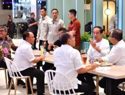 Malam Minggu di Kendari, Presiden Jokowi Sapa Warga dan Santap Nasi Goreng