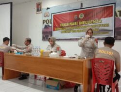 Tim Vaksinasi RS Bhayangkara Kendari Lakukan Vaksinasi Influensa di Polres Konsel dan Bombana