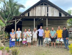 Warga Korban Banjir di Desa Amololu Terima Bantuan dari Pemda Koltim