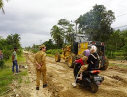Bupati Koltim Turun Langsung Pantau Perbaikan Akses Jalan di Pomburea