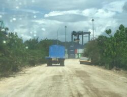 Distribusi Barang Kembali Lancar Usai Pelindo Regional 4 Kendari Perbaiki Sementara Akses Jalan KNP