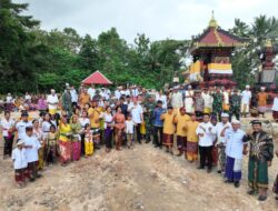 Bupati Koltim Bersama Dandim Mulai Pembangunan Pagar Pura Dalem Adat Dwitawana