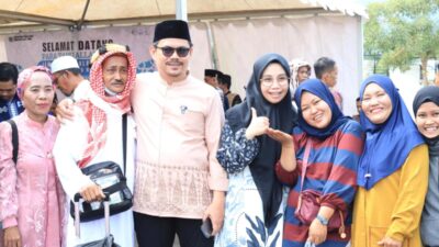 Tiba Dengan Selamat, Bupati Abd Azis Sambut Kedatangan Jamaah Haji Asal Koltim