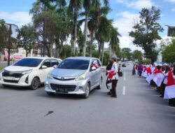 Dikbud Sultra Bersama Ratusan Siswa SMA Bagi-Bagi Bendera Gratis Kepada Masyarakat