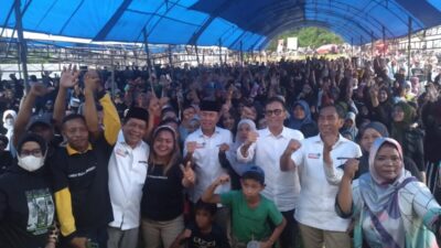 Ribuan Warga Sambut ASR-Hugua di Kelurahan Alolama