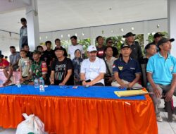 Bupati Koltim, Abd Azis Nikmati Pertandingan Sepak Bola Tingkat Kecamatan Bersama Warga Sekitar