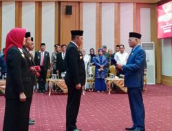 Sekda Sultra Serahkan SK Mendagri Perpanjangan Masa Jabatan dan Pengukuhan Pjs Bupati di Kantor Gubernur