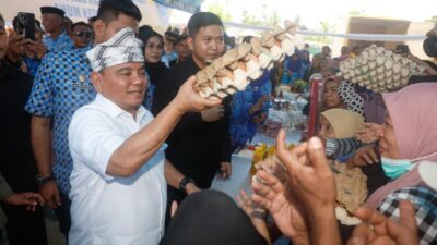 Pj. Gubernur Sultra Salurkan Bantuan dan Tinjau Gerakan Pasar Murah di Muna