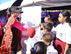 Ketum Bhayangkari Pusat Salurkan Ribuan Paket Bansos di Maluku Barat Daya