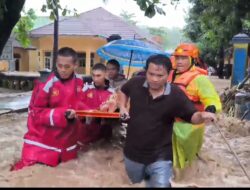 Banjir Bandang Terjang Sukabumi, Polri Evakuasi Ibu dan Bayi Terjebak di Gang Sempit
