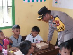 Polres Konsel Bagikan Makanan dan Susu Gratis di TK Anasepu Sisoro