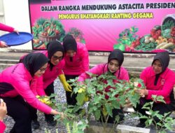 Bhayangkari Satbrimobda Sultra Ajak Masyarakat Manfaatkan Lahan Kosong Jadi Lahan Produktif