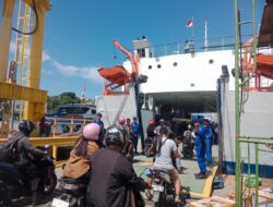 Personel Satgas Operasi Ketupat Anoa 2025 Amankan Arus Mudik di Pelabuhan Kota Kendari