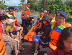 Brimob Polda Sultra Evakuasi Warga Terdampak Banjir di Konawe Utara