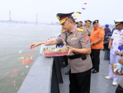 Polda Sultra Gelar Upacara Tabur Bunga di Teluk Kendari Peringati Hari Bhayangkara ke-79